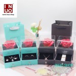 Caja con rosa para regalo